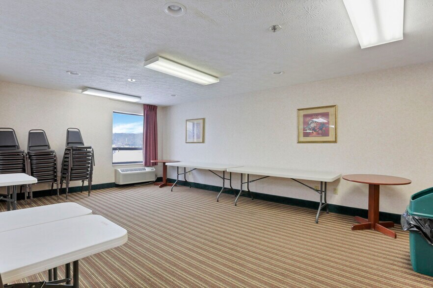 More Photos Of 509 S Wooster Ave, Strasburg Hotel For Sale
