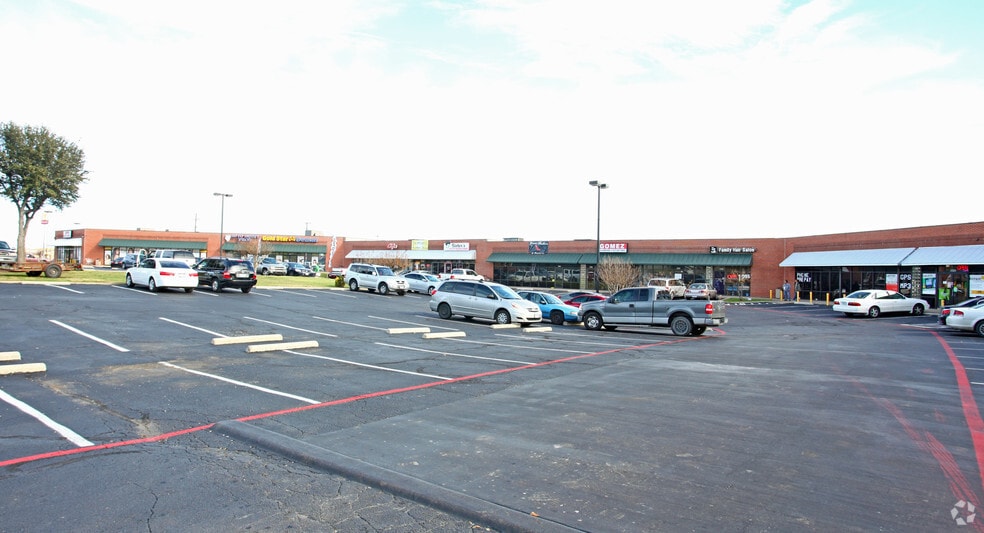 More Photos Of 6601-6677 McCart Ave, Fort Worth Unknown For Lease