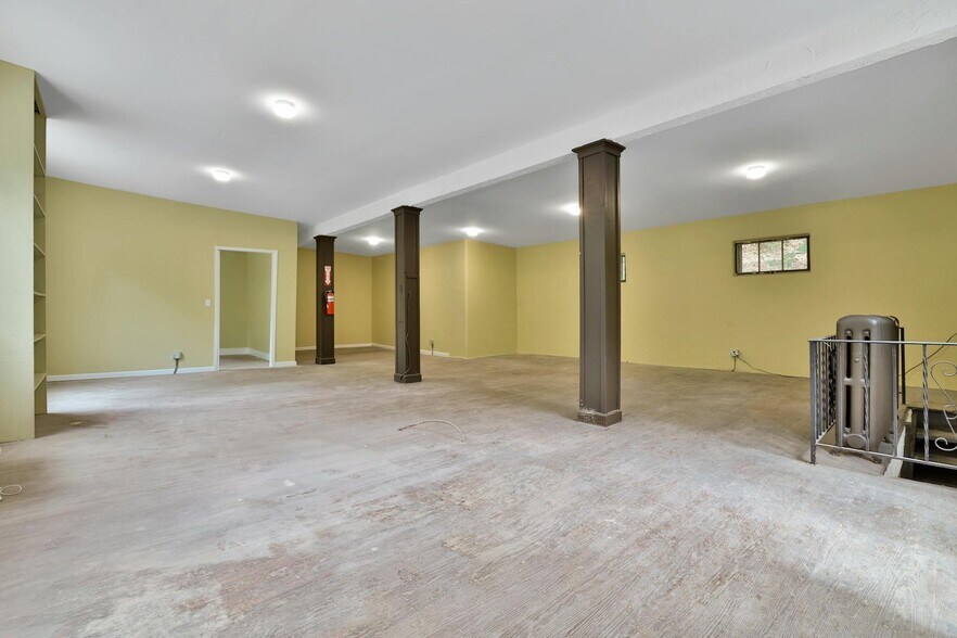 More Photos Of 68 Brook St, Croton On Hudson Showroom For Sale