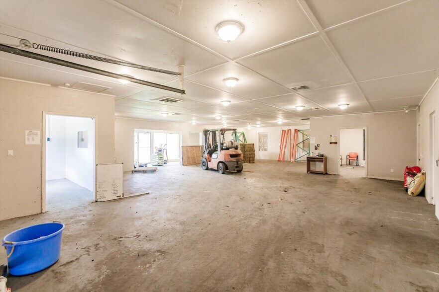 More Photos Of 19431 Palm Beach Blvd, Alva Flex For Lease
