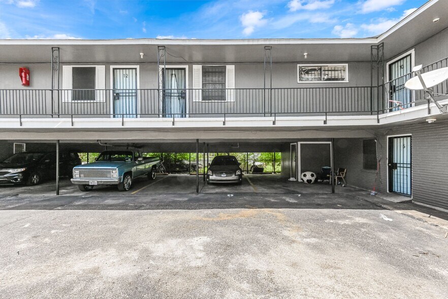 More Photos Of 2819 Berry St, Houston Apartments For Sale