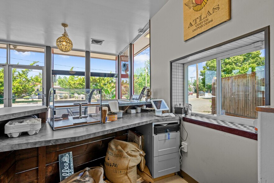 More Photos Of 1760 Market St NE, Salem Freestanding For Sale