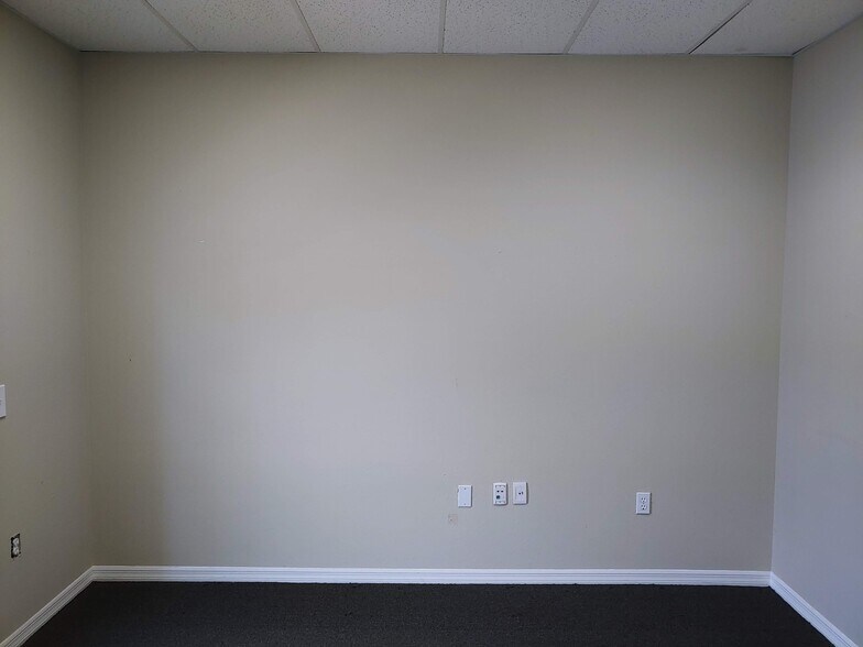 More Photos Of 8909 Regents Park Dr, Tampa Office Residential For Lease