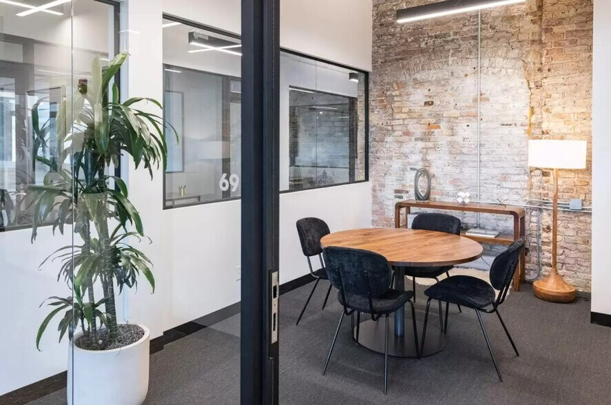 More Photos Of 1714-1720 W Division St, Chicago Coworking Space