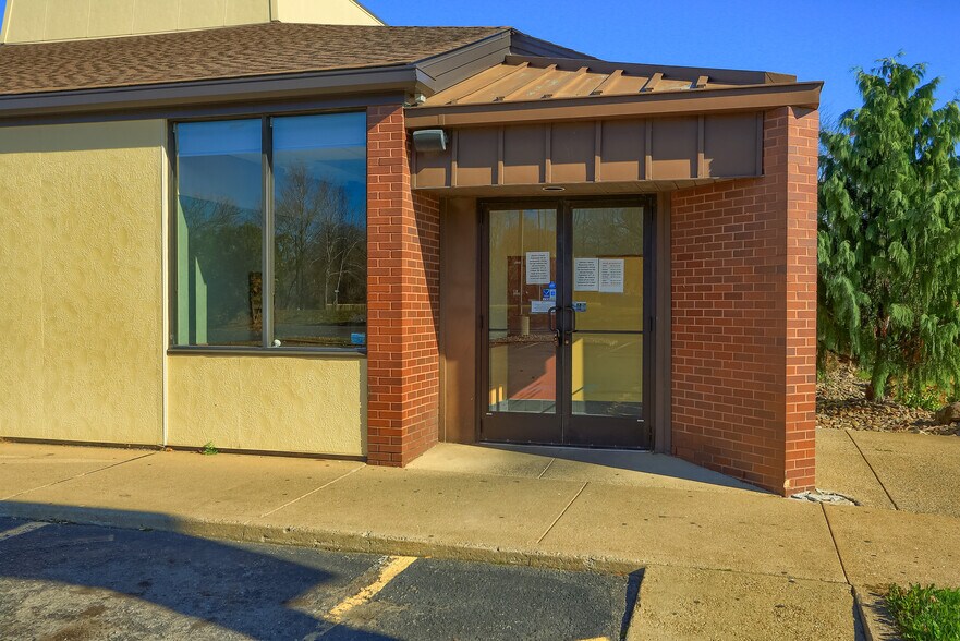 More Photos Of 100 W Washington St, New Castle Restaurant For Lease