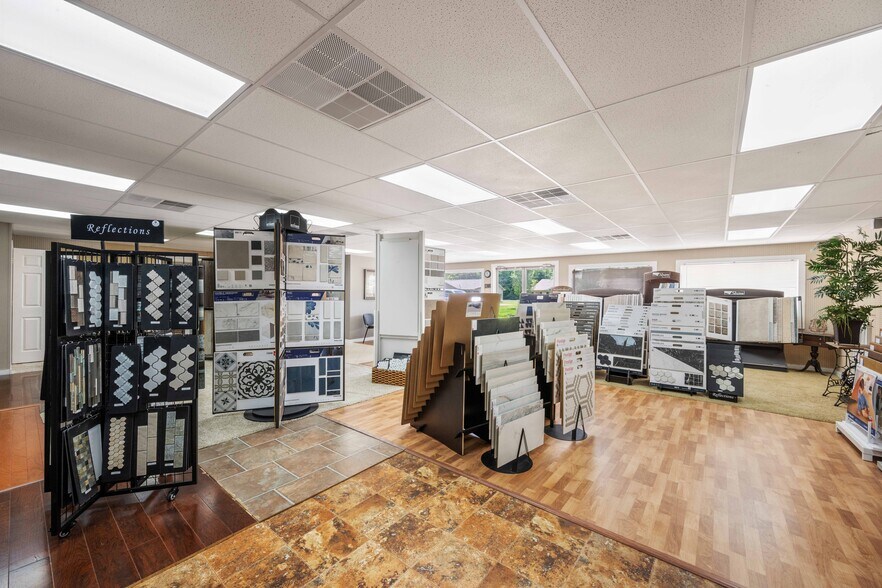 More Photos Of 364 W Main St, Decaturville Flex For Sale