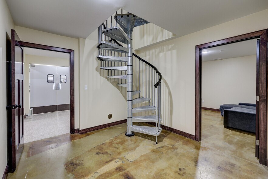 More Photos Of 102 S Wall Ave, Joplin Office For Sale
