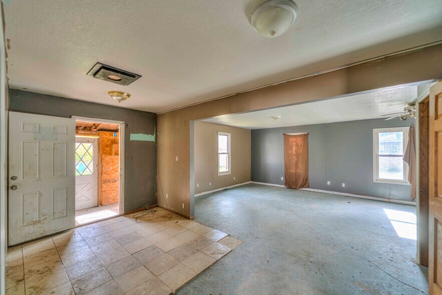 More Photos Of 1011 Lansing Ave, Jackson Storefront For Sale