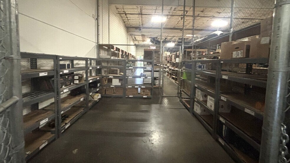More Photos Of 7303 Edgewater Dr, Oakland Flex For Lease