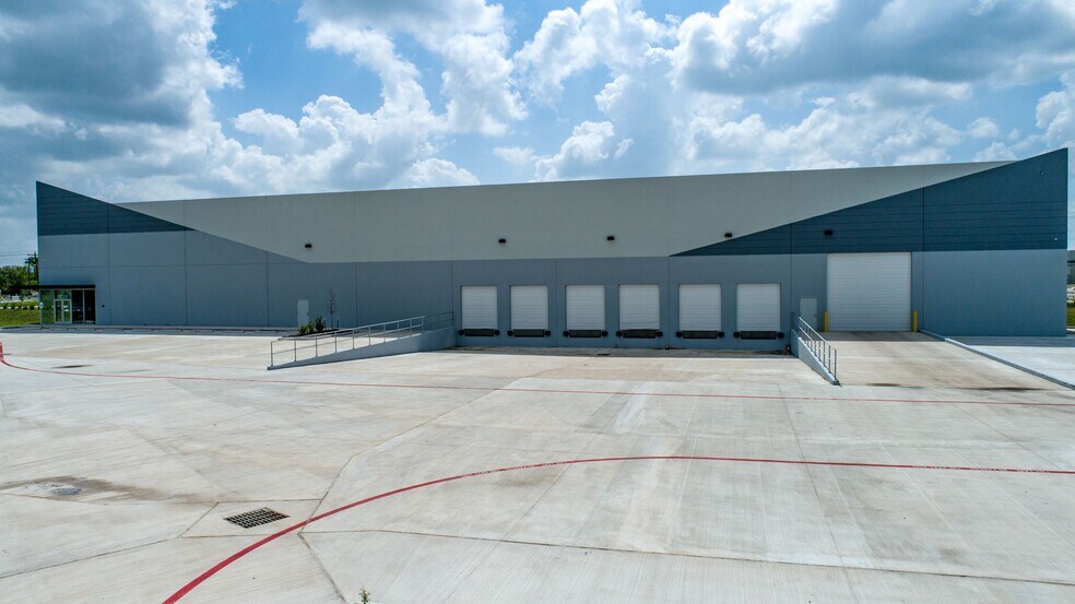 More Photos Of 13830 S Gessner Rd, Missouri City Warehouse For Lease