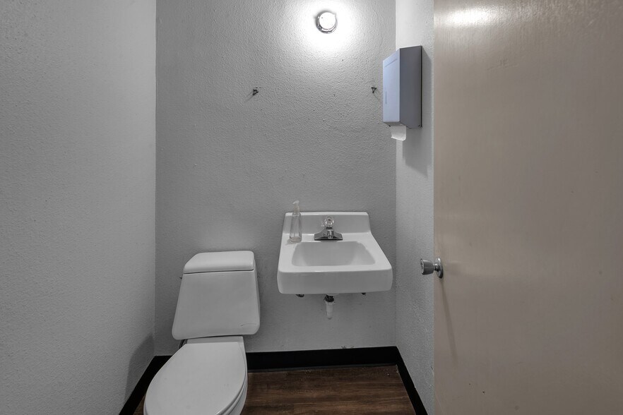 More Photos Of 1712 Buena Vista St, San Antonio Medical For Lease