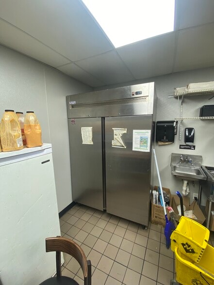 More Photos Of 1619 W College Ave, Appleton Storefront Retail Office For Lease