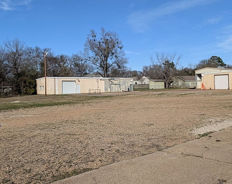 More Photos Of 206 Beall St, Kilgore Industrial For Sale