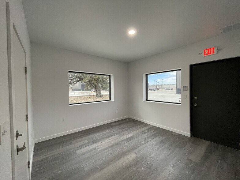 More Photos Of 606 Mill Run, Kerrville Warehouse For Lease