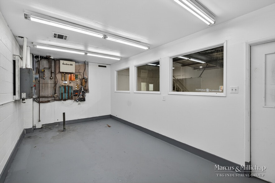 More Photos Of 19340 Londelius St, Northridge Warehouse For Lease