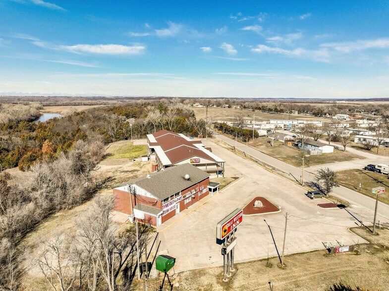 More Photos Of 201 Continental Dr, Junction City Hotel For Sale