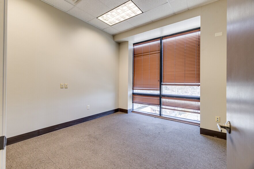 More Photos Of 2500 N 7th St, West Monroe Office For Lease