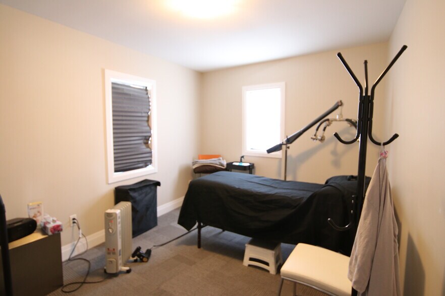 More Photos Of 1877 Merivale Rd, Nepean Office For Lease