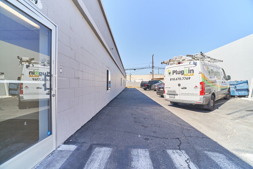 More Photos Of 15013-15019 Califa St, Van Nuys Manufacturing For Lease