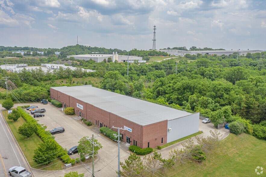 More Photos Of 225 Molly Walton Dr, Hendersonville Flex For Lease