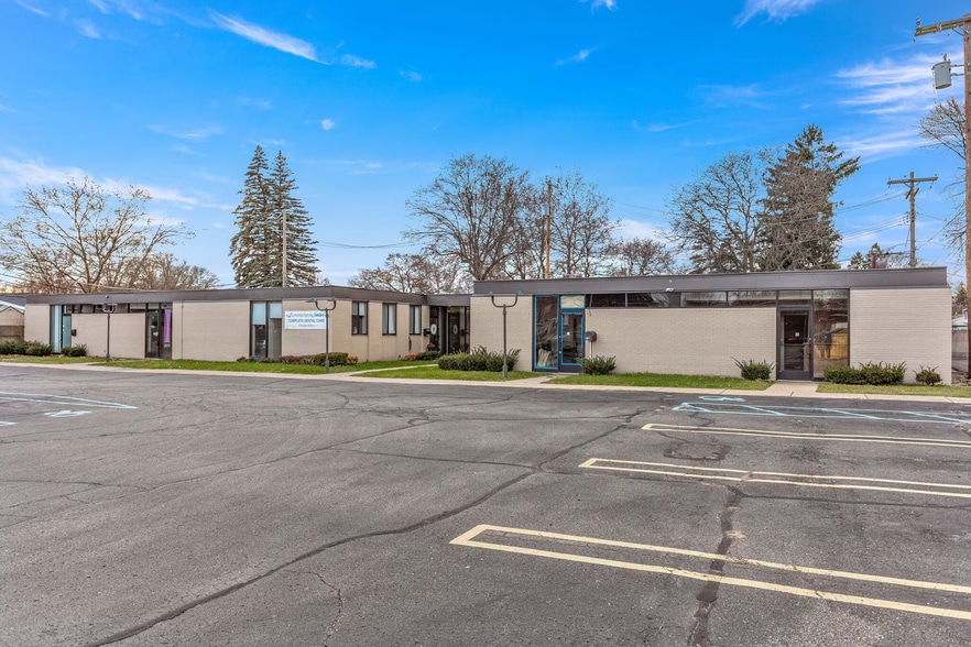 Primary Photo Of 16975-16991 Farmington Rd, Livonia Medical For Lease
