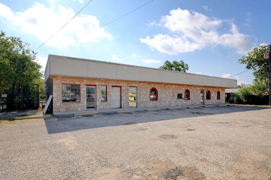 More Photos Of 2200-2204 S WW White Rd, San Antonio Restaurant For Lease
