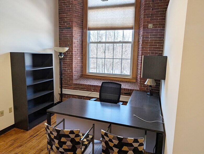 More Photos Of 670 N Commercial St, Manchester Apartments For Lease