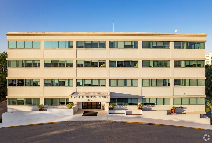 More Photos Of 300 Riverside Dr E, Bradenton Medical For Lease