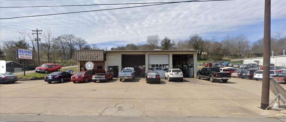 More Photos Of 700 N 1st St, Pulaski Auto Repair For Sale