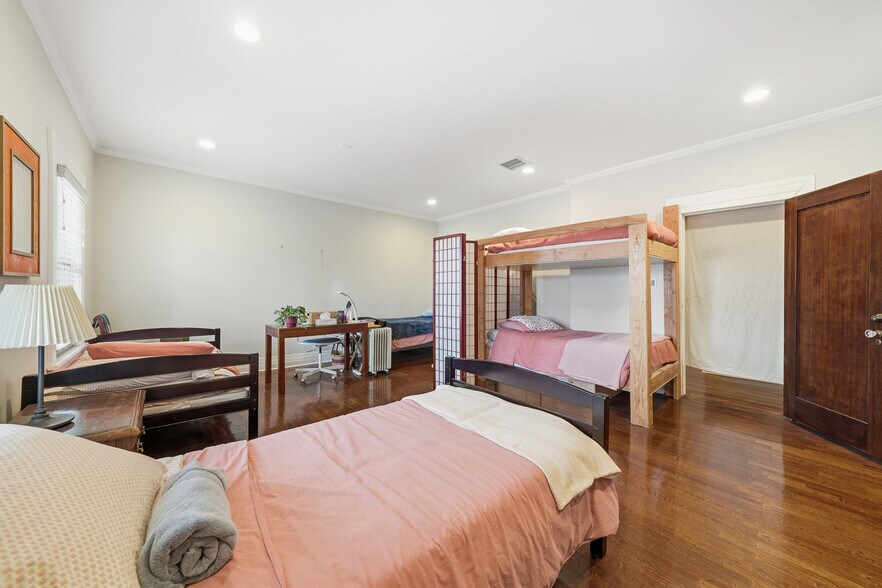 More Photos Of 3741 W 27th St, Los Angeles Specialty For Sale