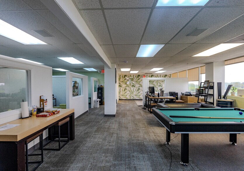 More Photos Of 152 Ne 167th St, Miami Office For Sale