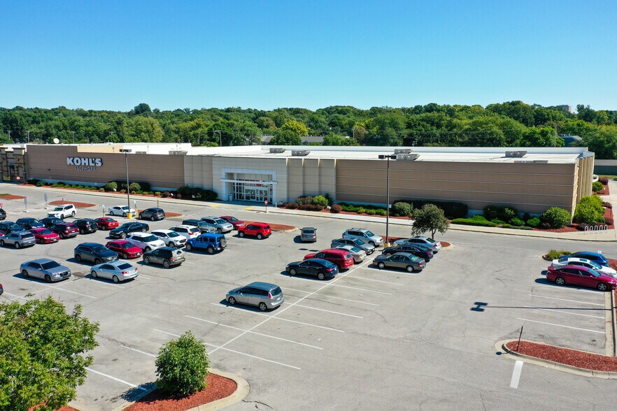 More Photos Of 909 S 72nd St, Omaha Department Store For Sale