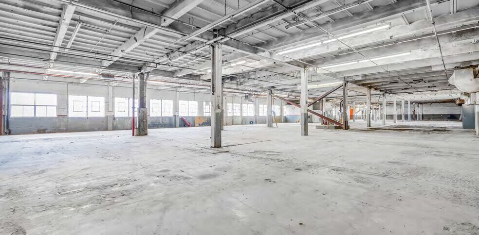 More Photos Of 9735-9785 Rue Jeanne-Mance, Montréal Distribution For Sale