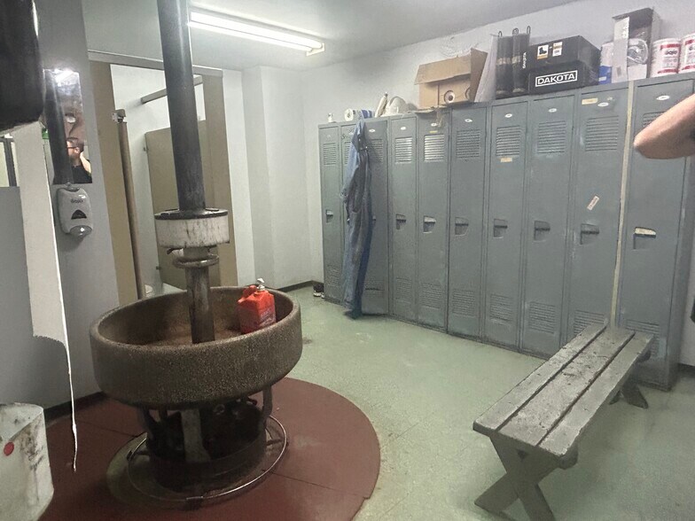 More Photos Of 1954 10 Av NW, Medicine Hat Warehouse For Sale
