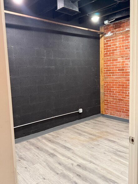 More Photos Of 921 W Maple Ave, Duncan Office For Lease