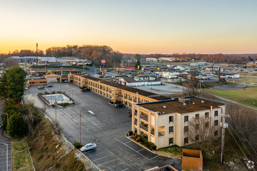More Photos Of 900 S Jefferson Ave, Cookeville Hotel For Sale