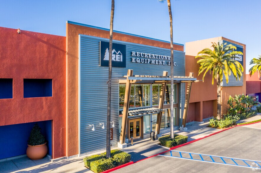 More Photos Of 2915-3011 El Camino Real, Tustin Unknown For Lease