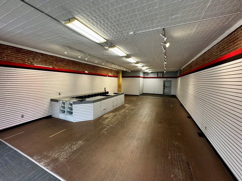 More Photos Of 900 Westport Rd, Kansas City Storefront Retail Office For Lease