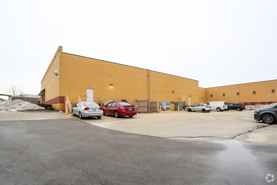 More Photos Of 17295 W Capitol Dr, Brookfield Storefront For Lease