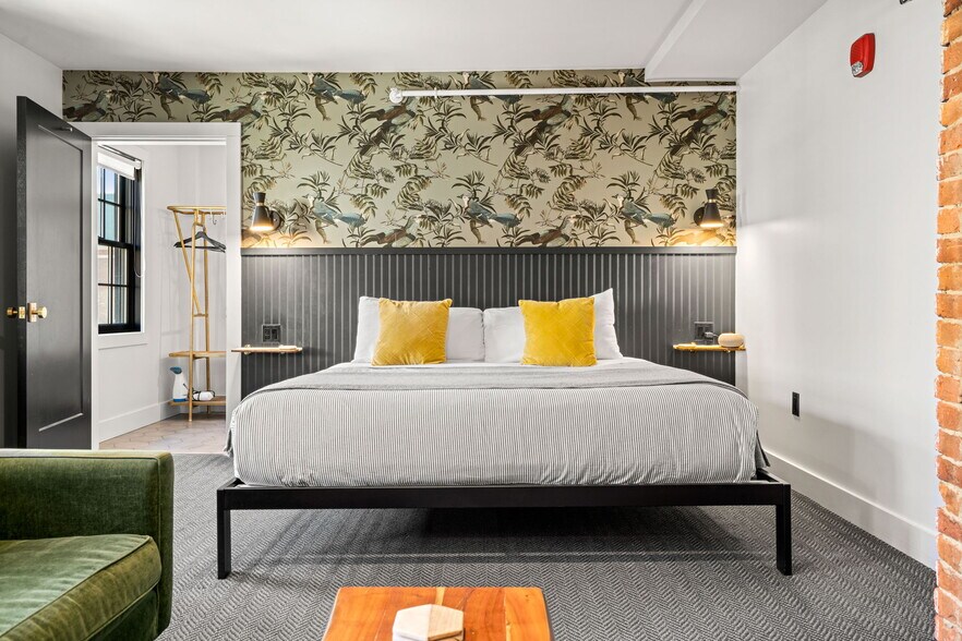 More Photos Of 409 The Hill, Portsmouth Hotel For Sale