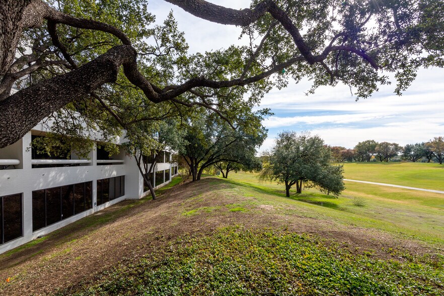 More Photos Of 104 Decker Ct, Irving Unknown For Lease