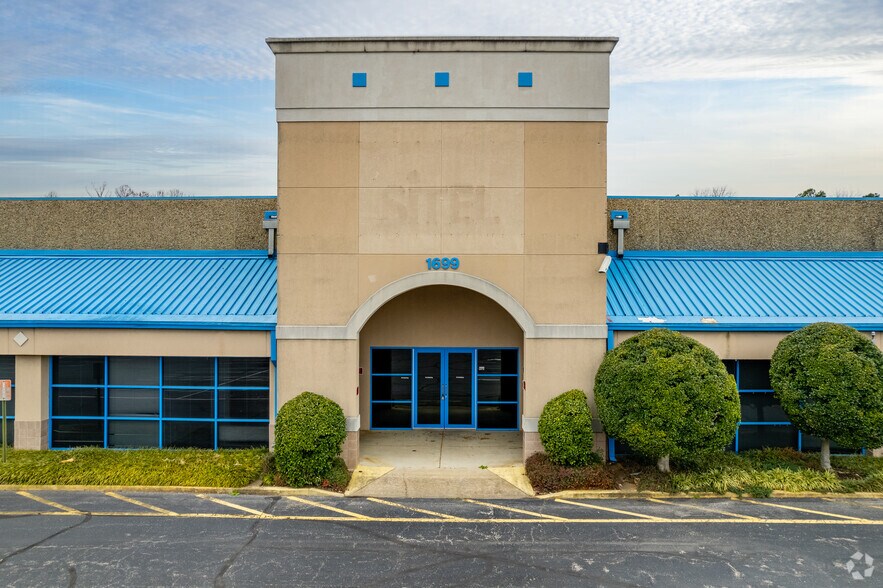 More Photos Of 1699-1735 Sycamore View Rd, Memphis Office For Sale