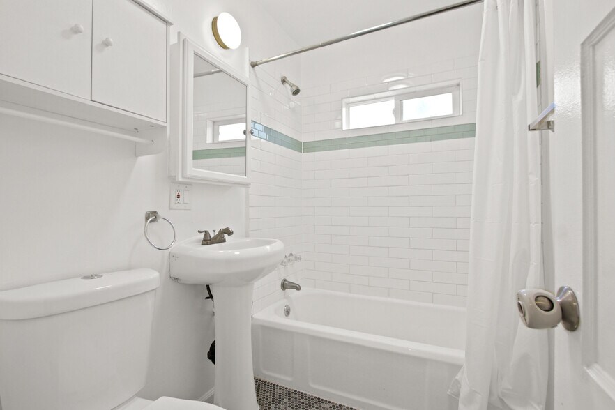 More Photos Of 2075 E Broadway, Long Beach Apartments For Sale