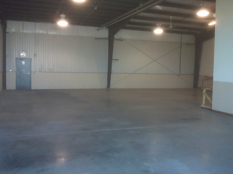 More Photos Of 1801-1803 Holian Dr, Spring Grove Manufacturing For Lease