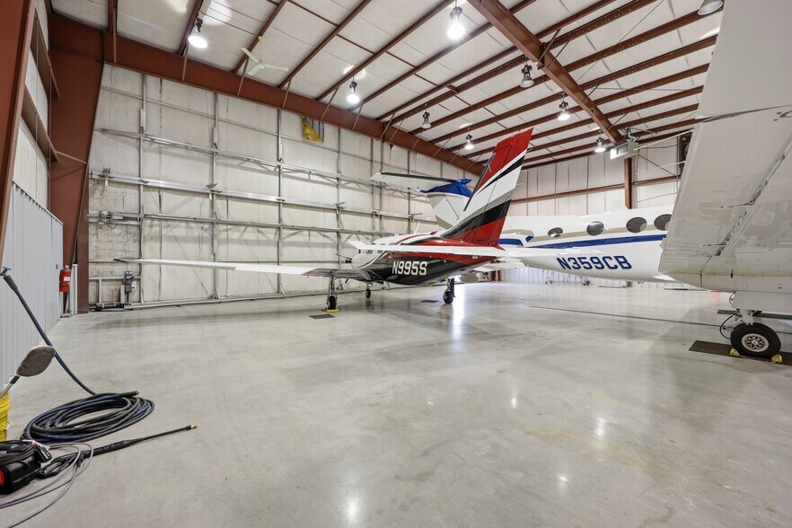 More Photos Of 1121 N Memorial Dr, Greenville Airplane Hangar For Lease