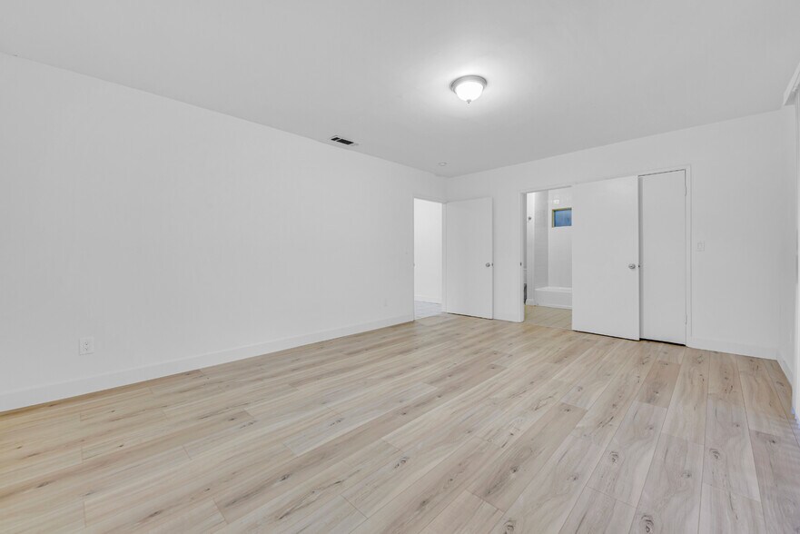 More Photos Of 17520 Kingsbury St, Granada Hills Apartments For Sale