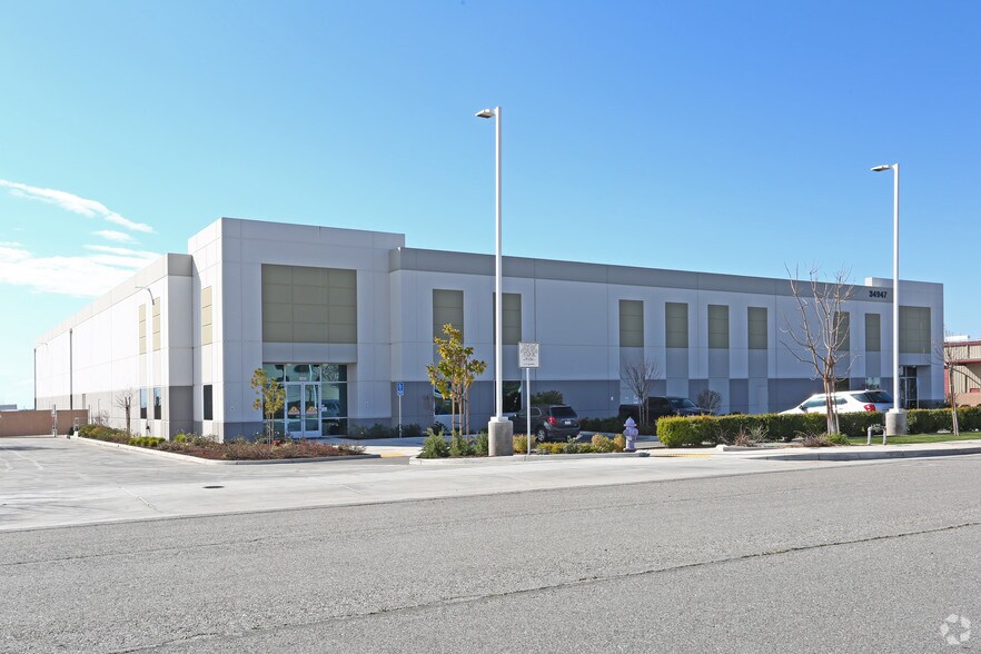 More Photos Of 34943-34947 Flyover Ct, Bakersfield Warehouse For Lease