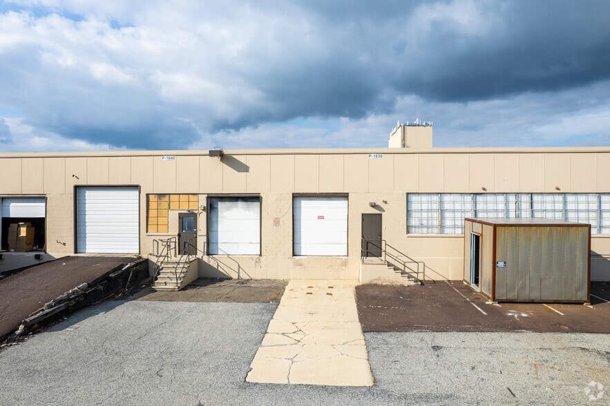 More Photos Of 122 Mill Rd, Oaks Warehouse For Lease