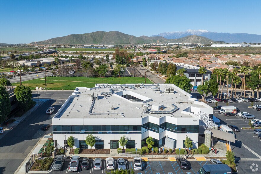 More Photos Of 4371 Latham St, Riverside Medical For Sale