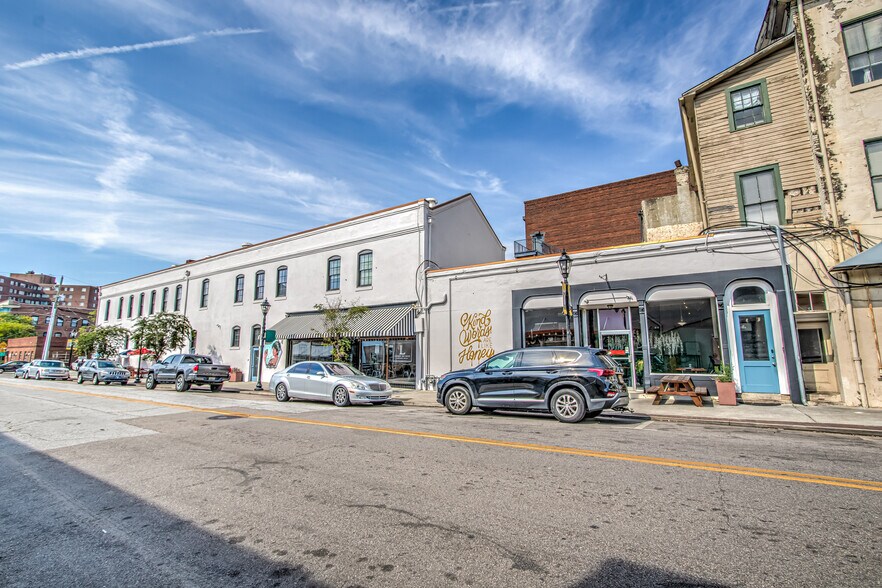 More Photos Of 215 10th St, Augusta General Retail For Sale